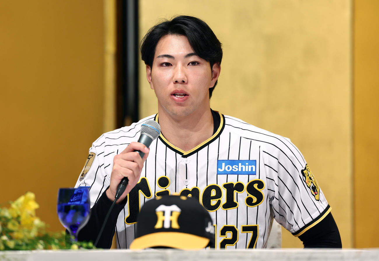 阪神新人入団会見であいさつする育成1位の工藤（撮影・前田充）