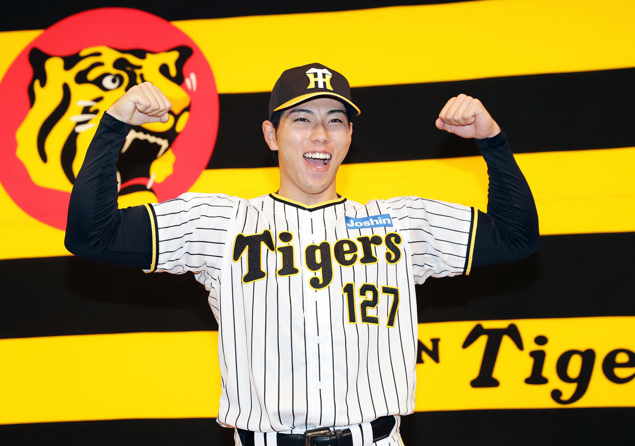 阪神新人入団会見でポーズをとる育成1位の工藤（撮影・前田充）