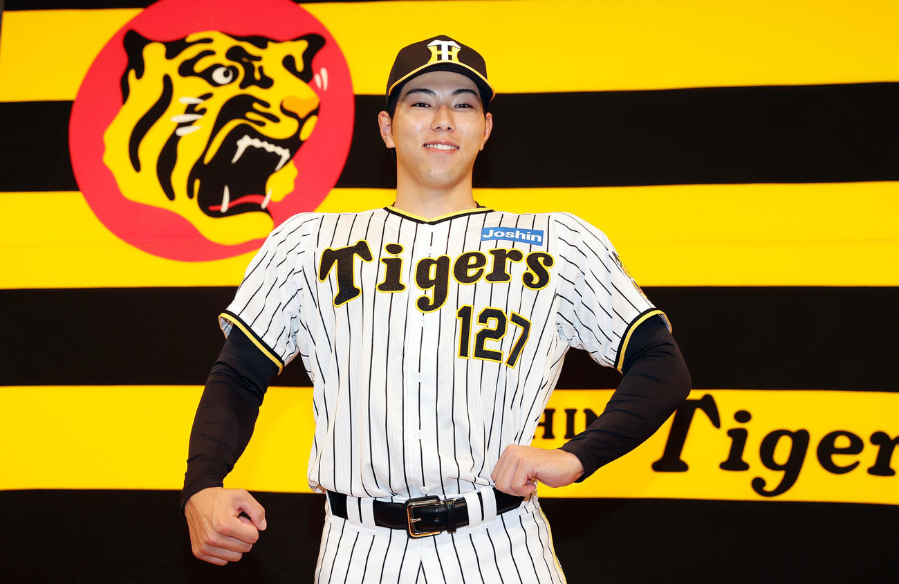 阪神新人入団会見でポーズをとる育成1位の工藤（撮影・前田充）
