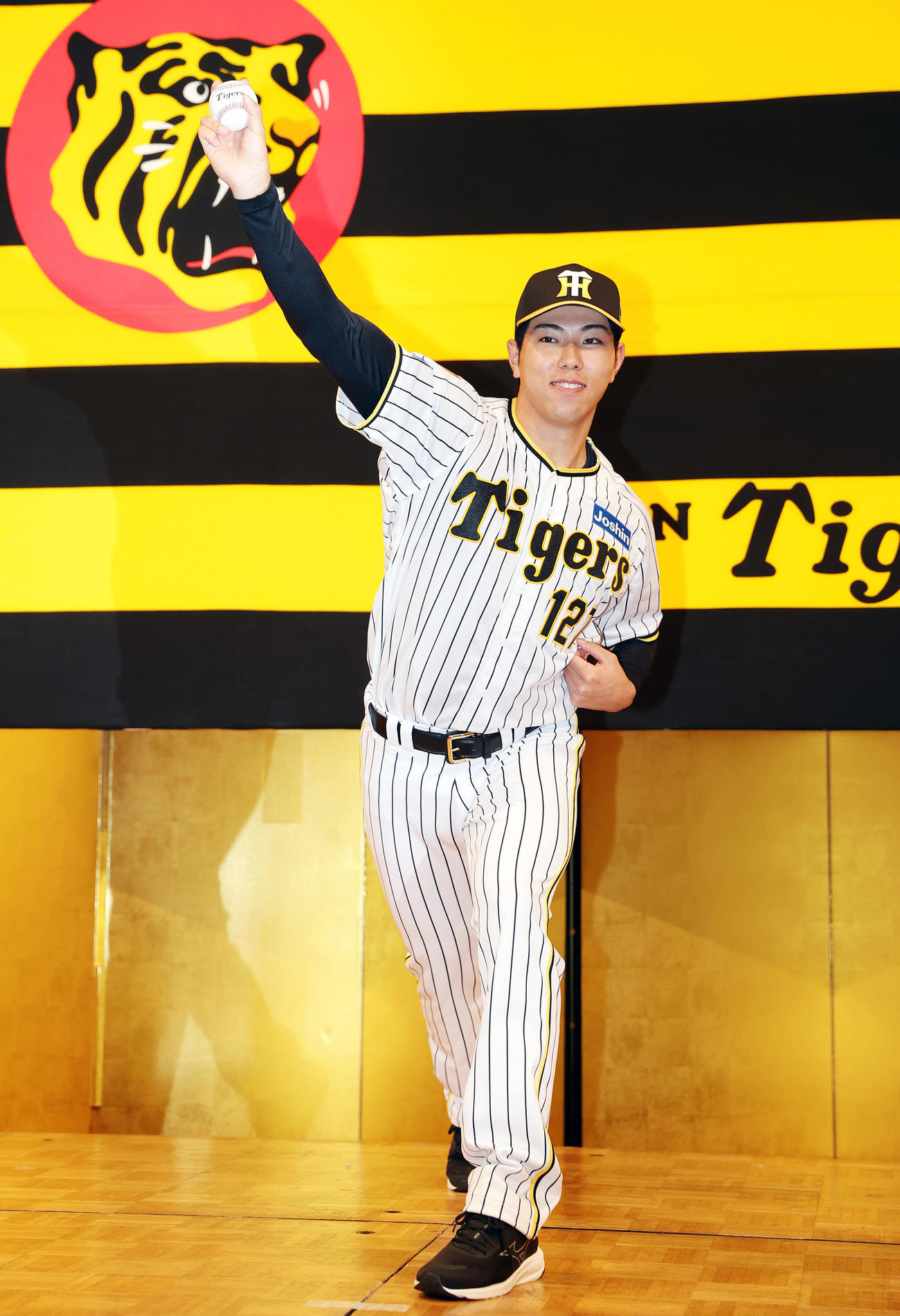 阪神新人入団会見でポーズをとる育成1位の工藤（撮影・前田充）