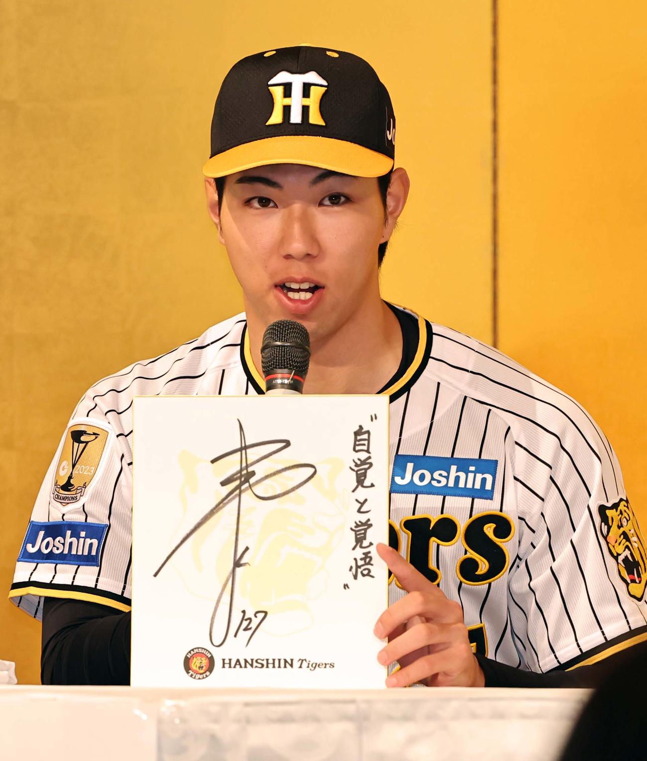 ファンクラブイベントで大事にしている言葉を色紙に書く阪神育成ドラフト1位工藤（撮影・上田博志）