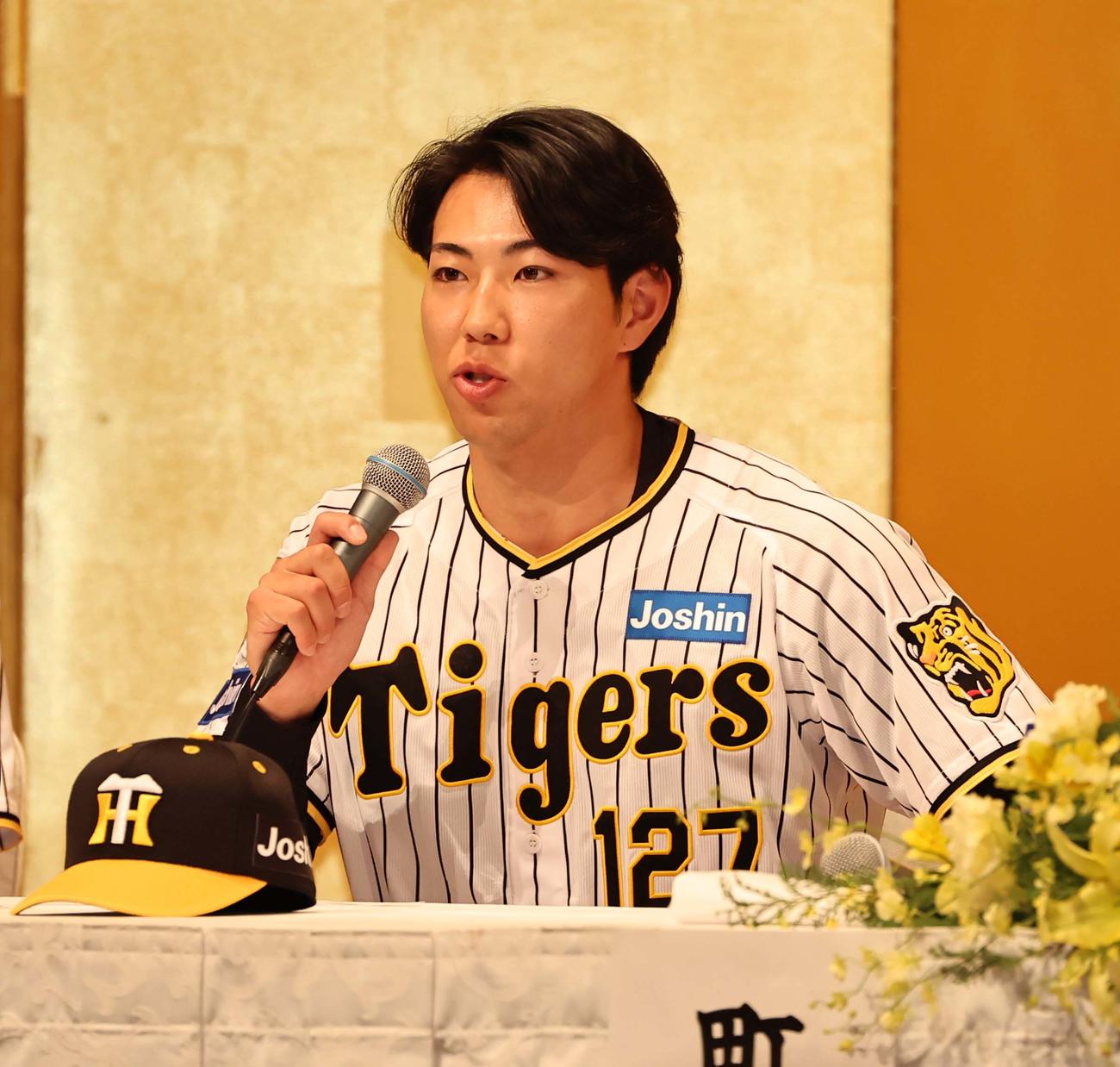 新人選手入団発表会であいさつをするドラフト育成1位の工藤（撮影・上田博志）