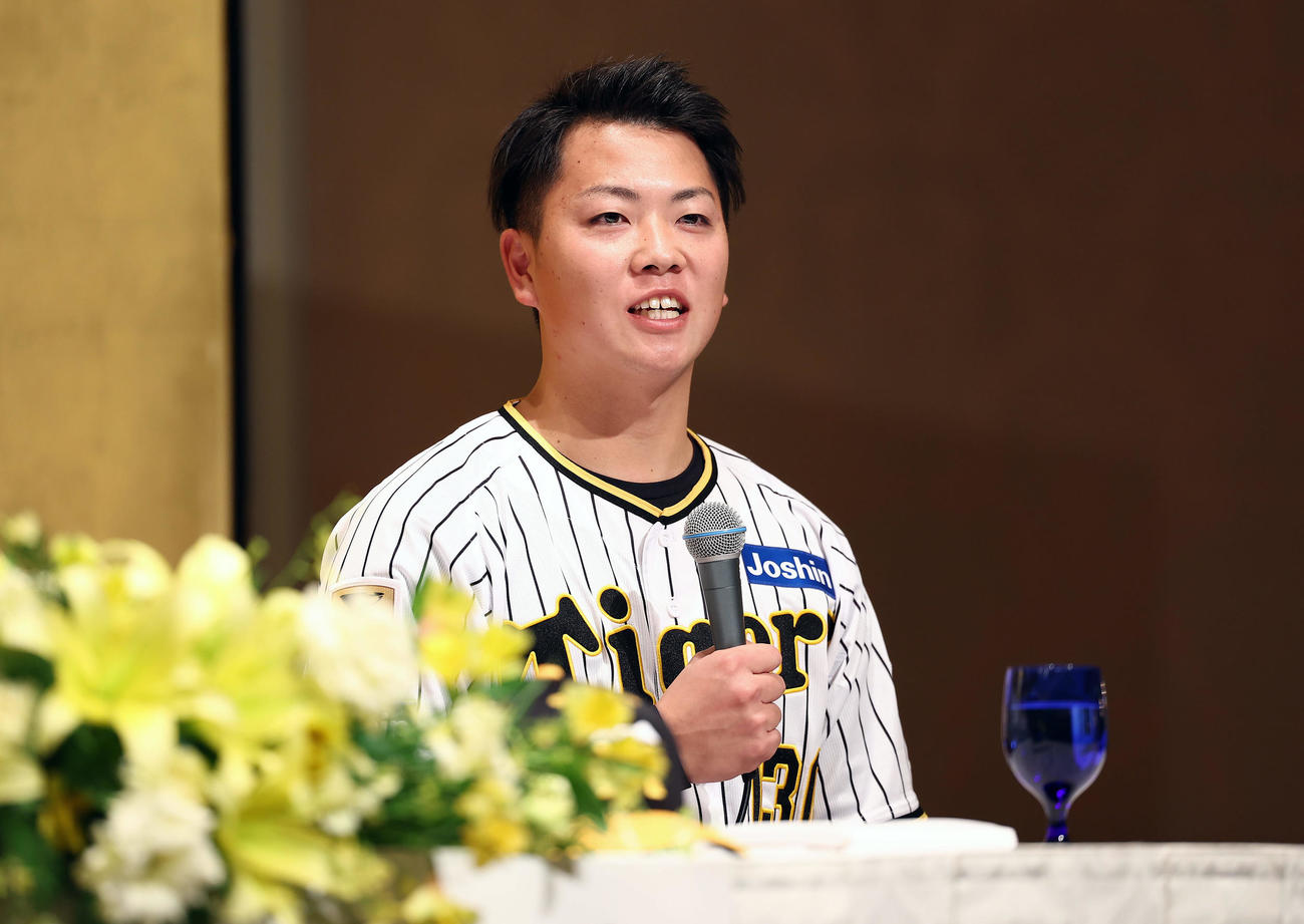 阪神新人入団会見であいさつする育成4位の川崎（撮影・前田充）
