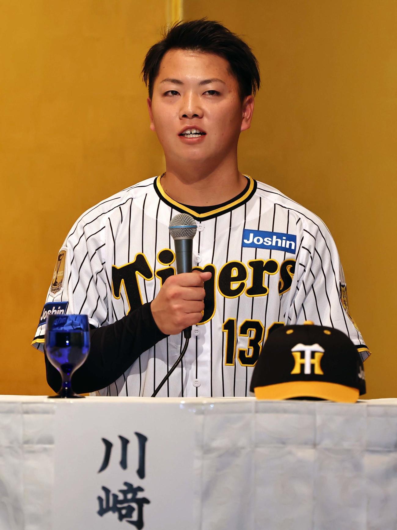 新人選手入団発表会であいさつをするドラフト育成4位の川崎（撮影・上田博志）
