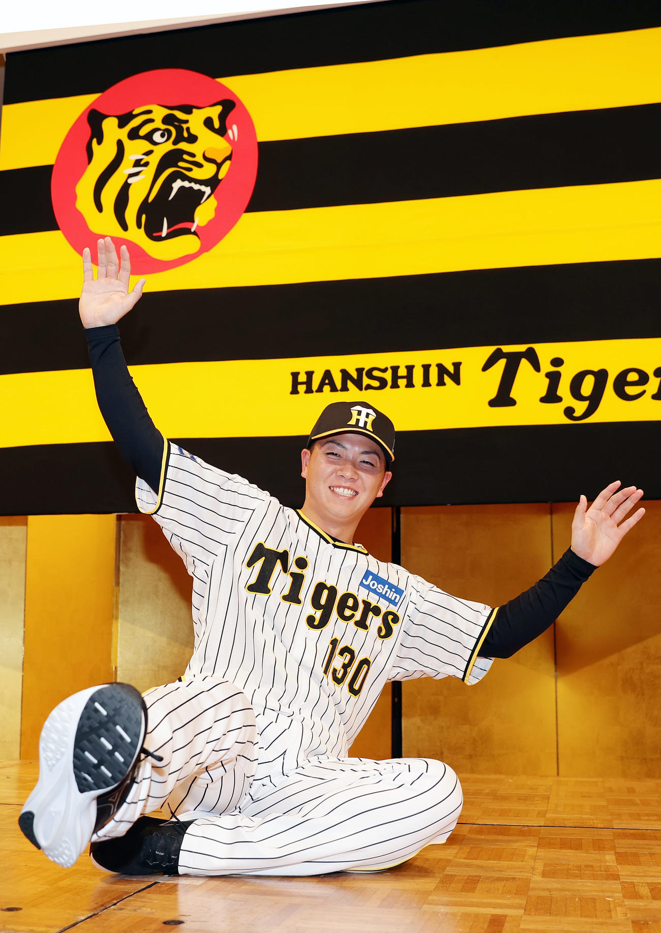 阪神新人入団会見でポーズをとる育成4位の川崎（撮影・前田充）