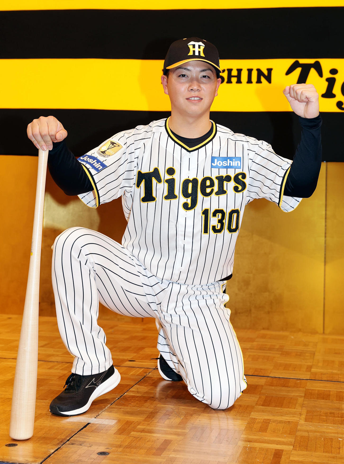 阪神新人入団会見でポーズをとる育成4位の川崎（撮影・前田充）