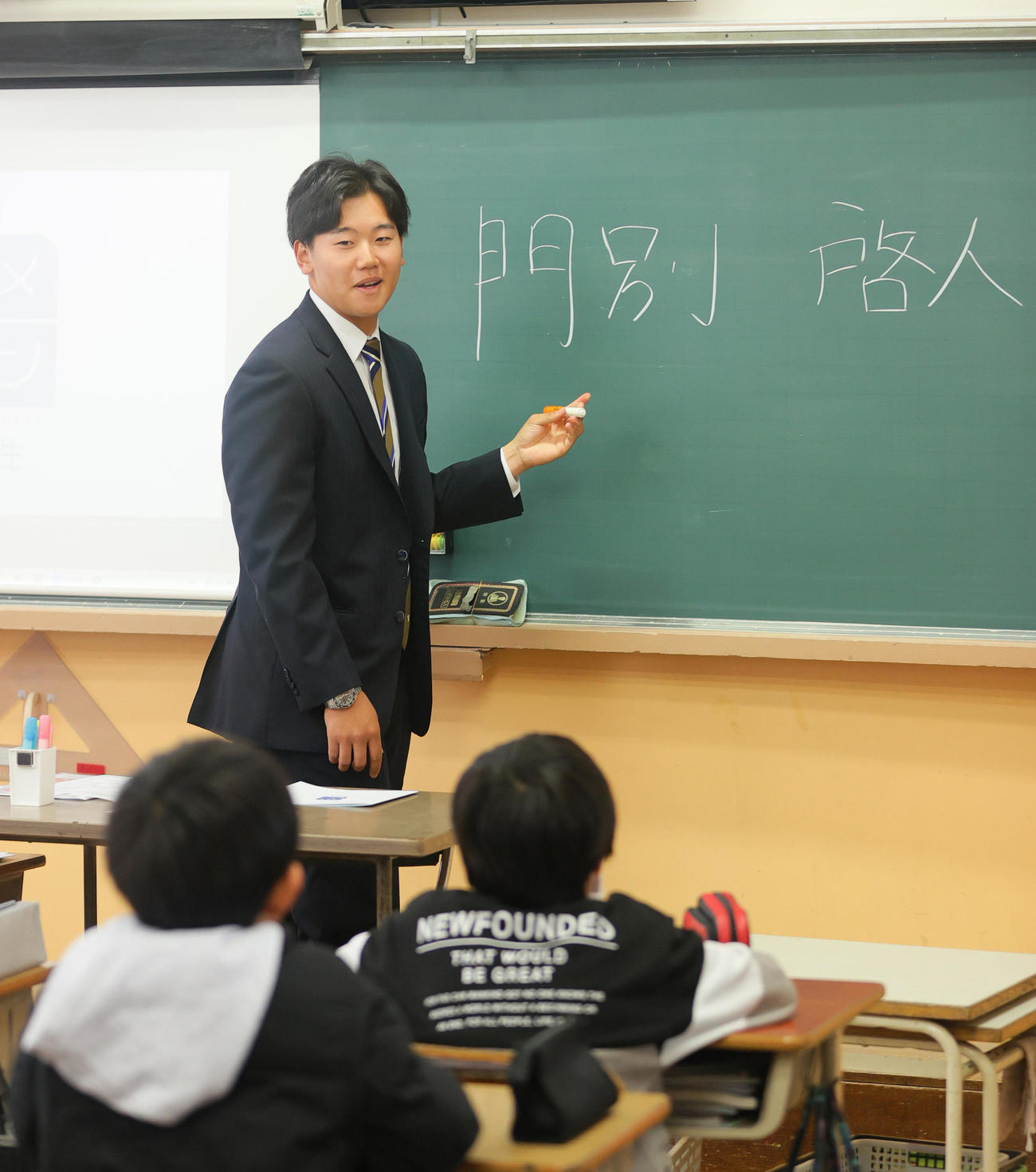 阪神門別は大阪の清高小学校の生徒に自己紹介する（撮影・上山淳一）