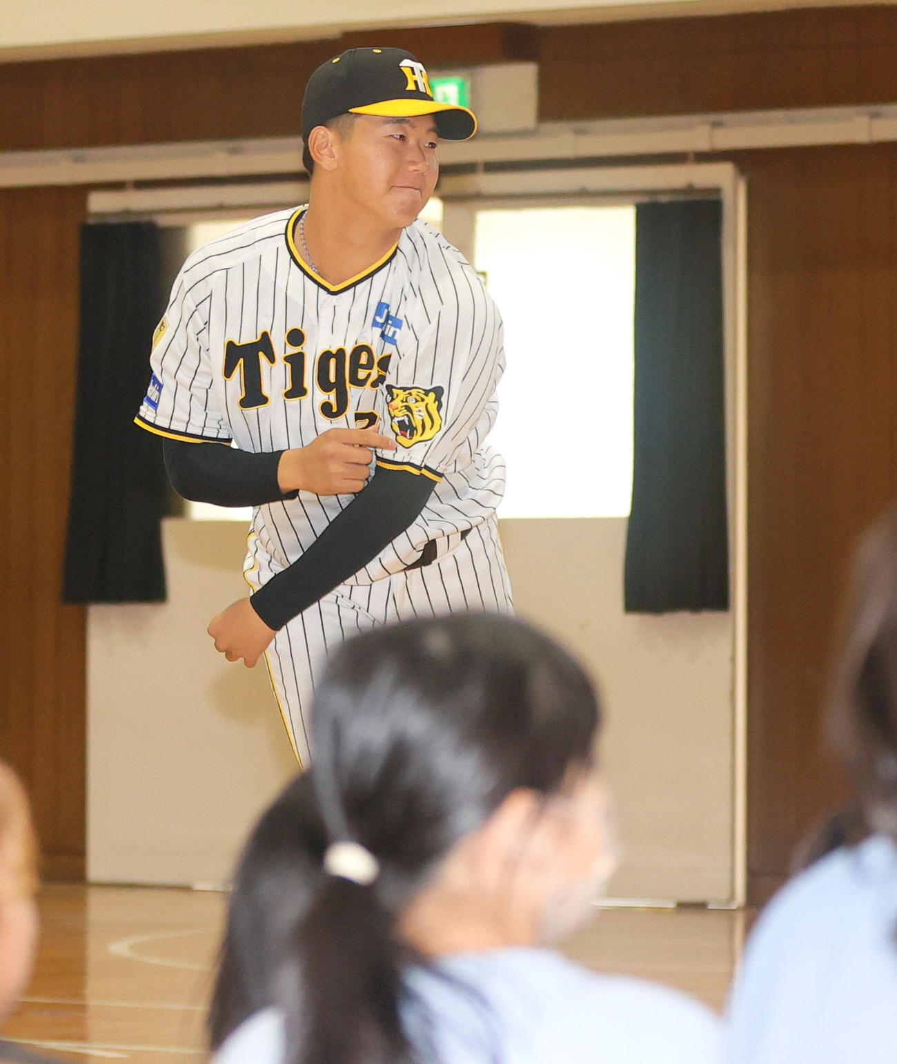 阪神門別は大阪の清高小学校の生徒に投球を見せる（撮影・上山淳一）