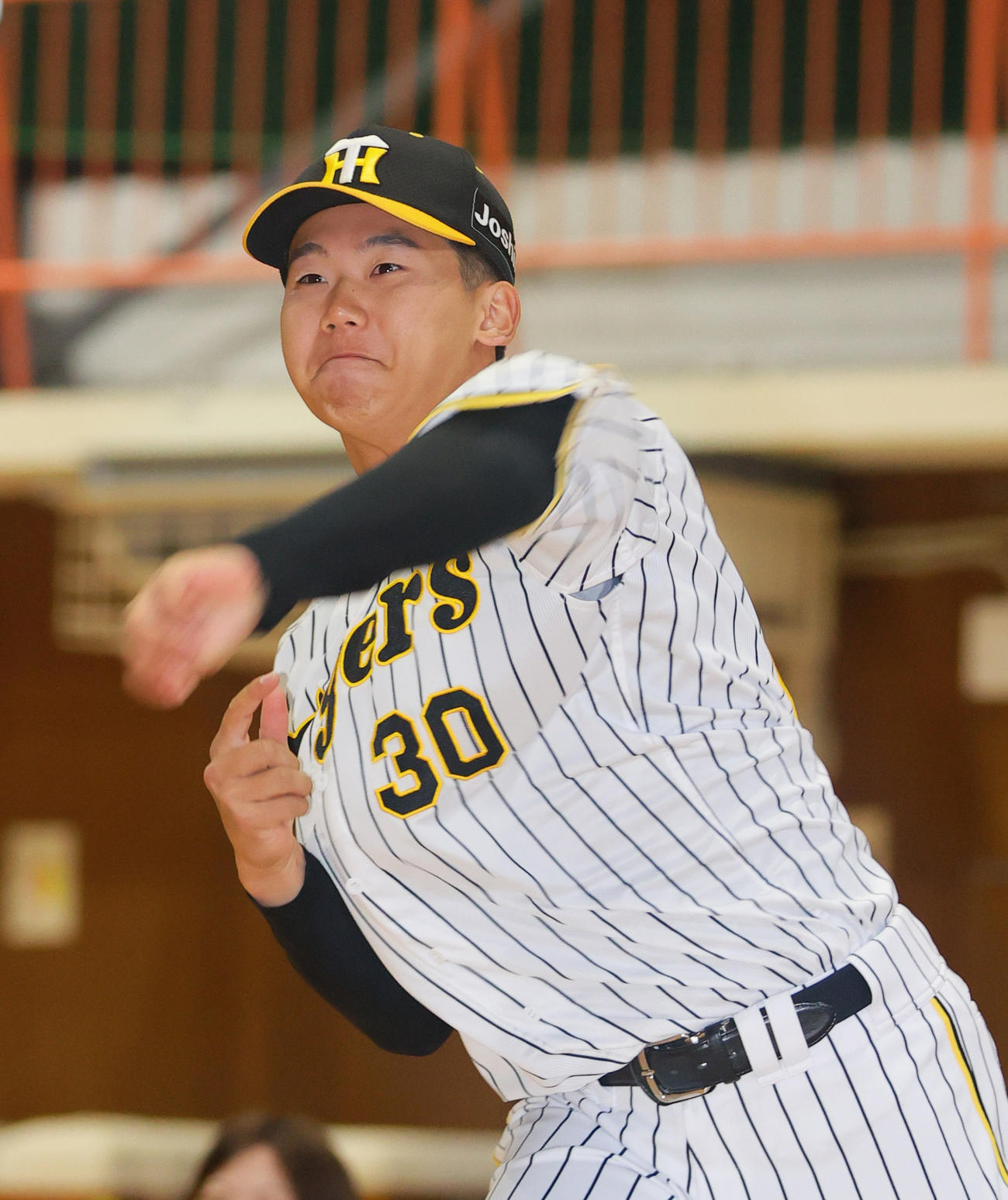 阪神門別は大阪の清高小学校の生徒に投球を見せる（撮影・上山淳一）