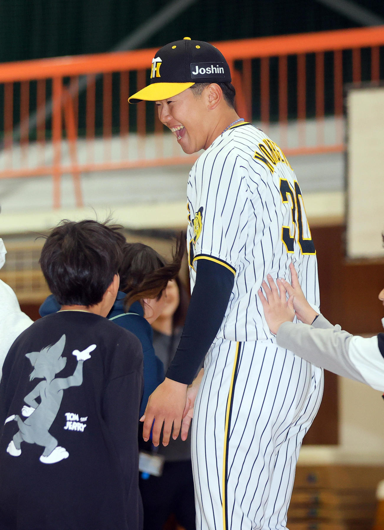 阪神門別は大阪の清高小学校の生徒とふれ合う（撮影・上山淳一）