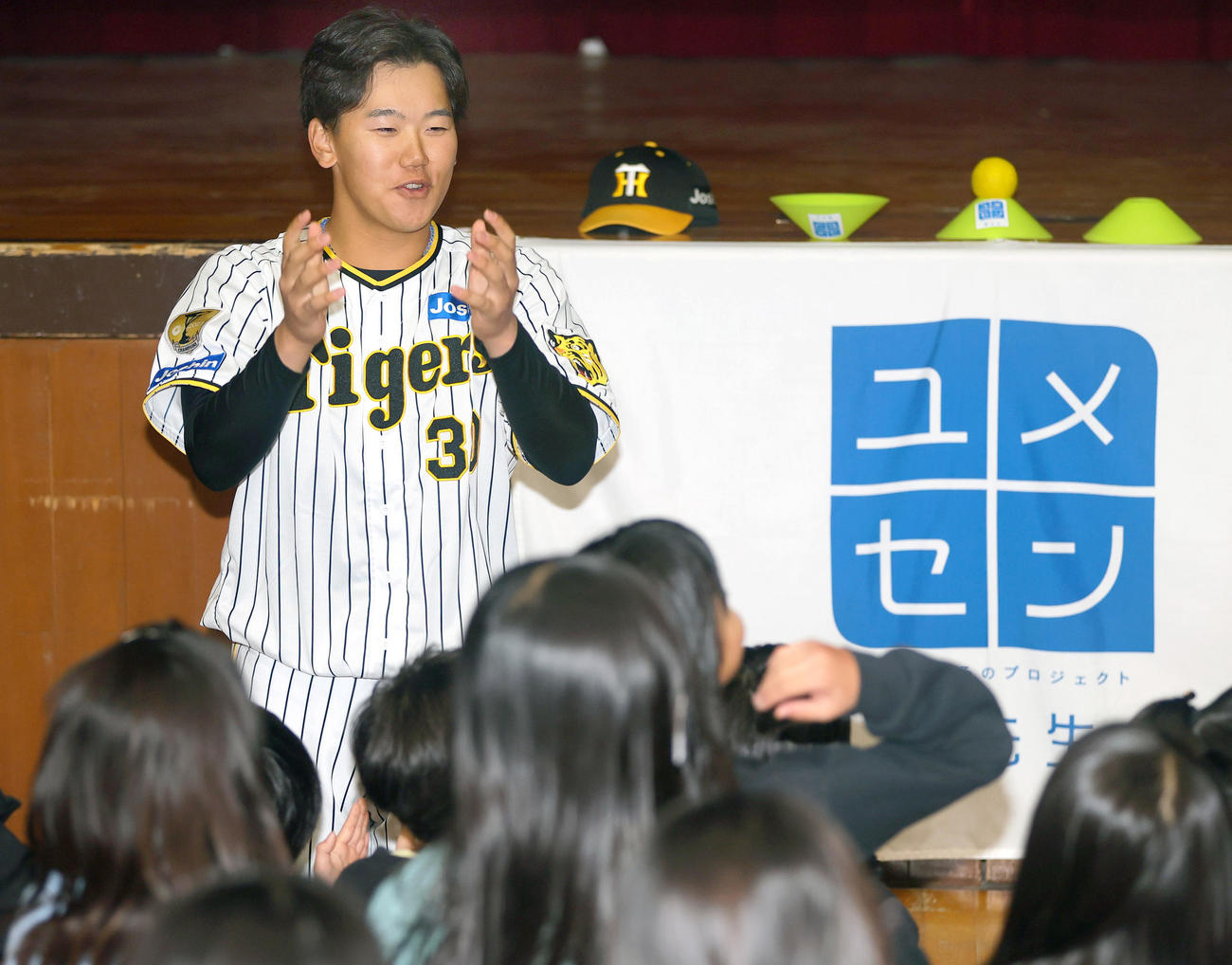 阪神門別は大阪の清高小学校で夢先生を務める（撮影・上山淳一）