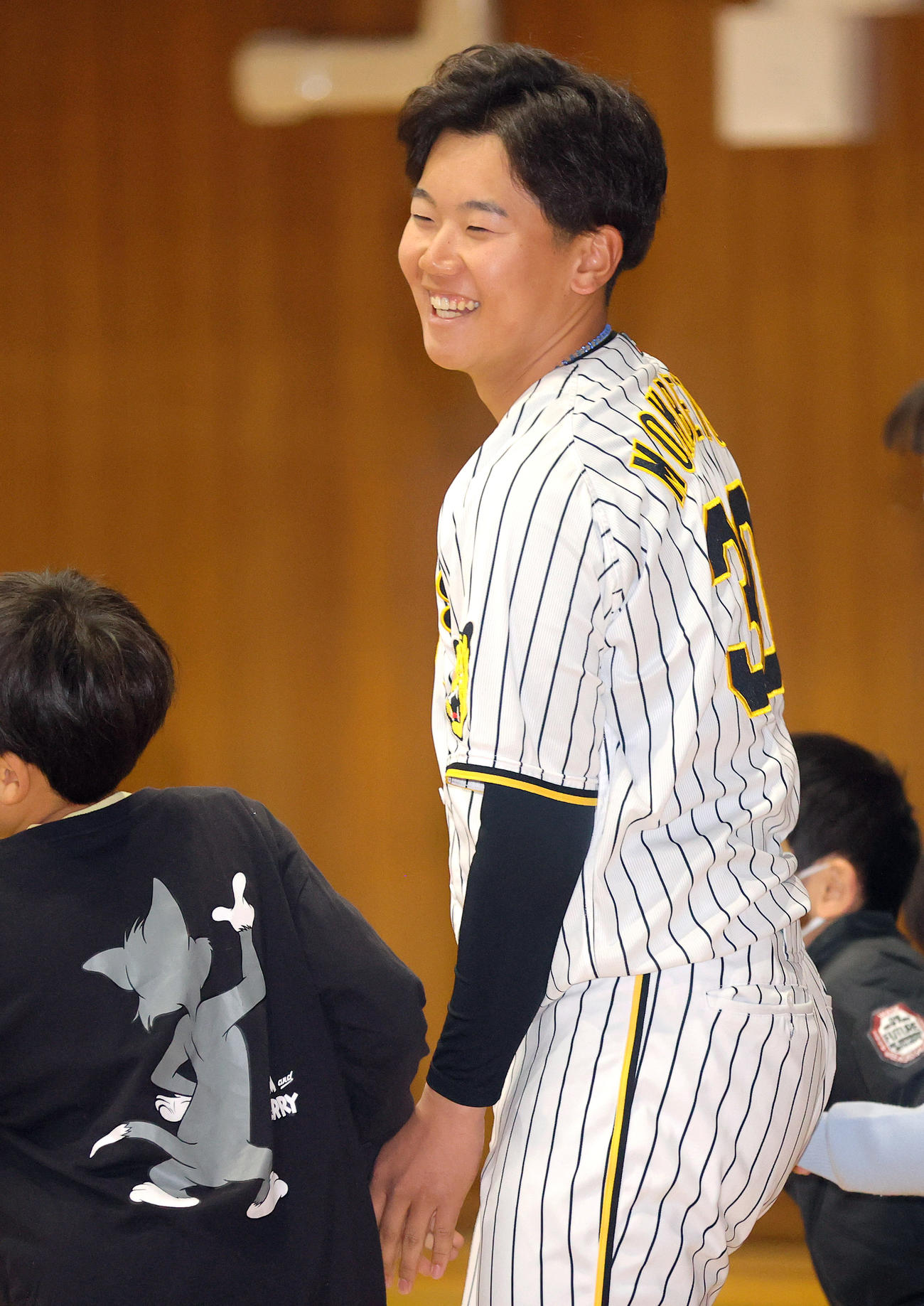 阪神門別は大阪の清高小学校の生徒とふれ合う（撮影・上山淳一）