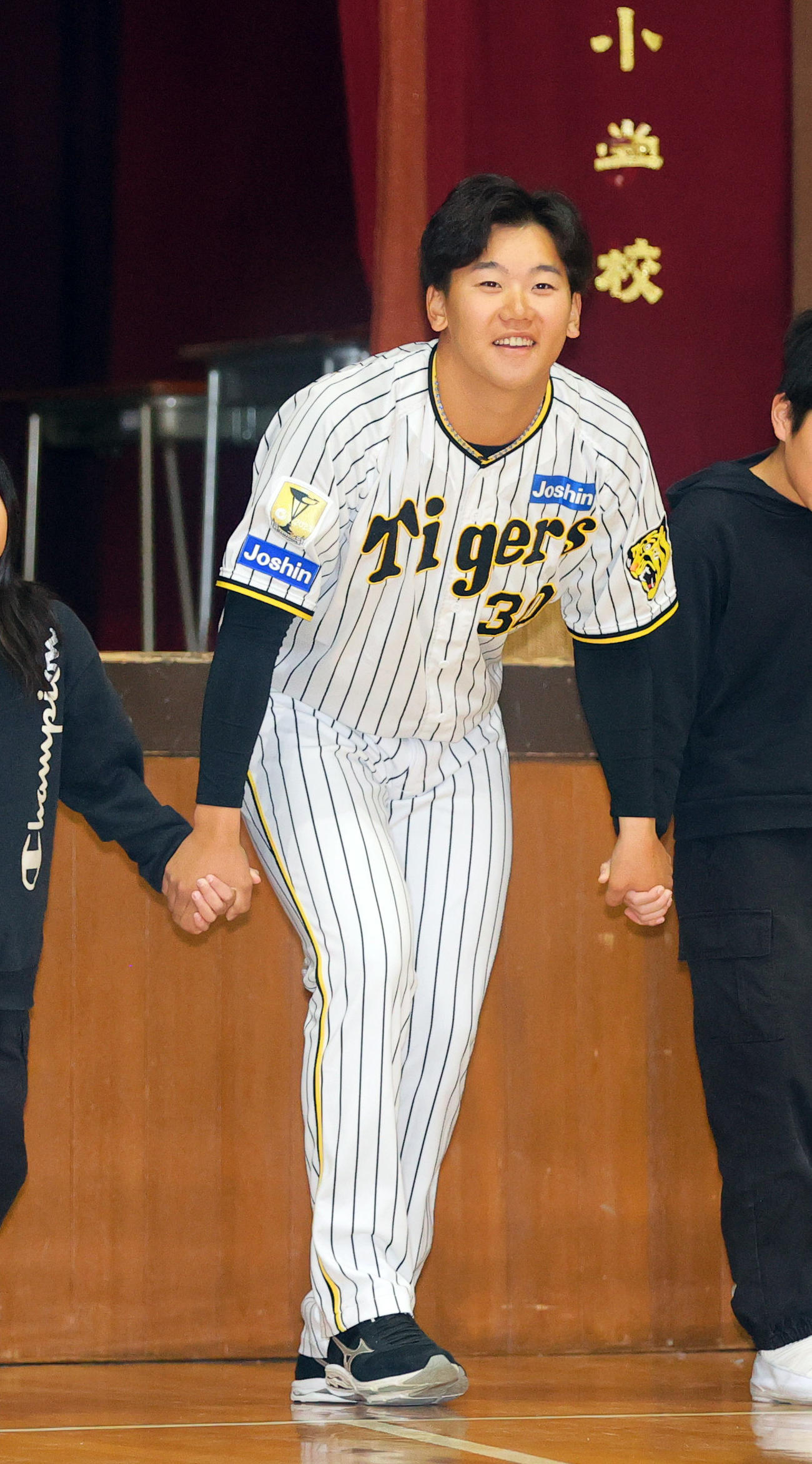 阪神門別は大阪の清高小学校の生徒とふれ合う（撮影・上山淳一）