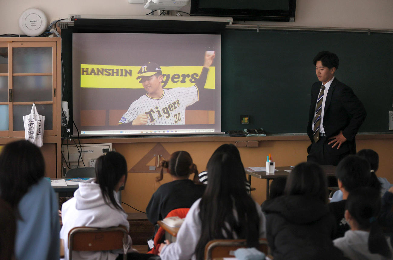 阪神門別は大阪の清高小学校の生徒に自己紹介する（撮影・上山淳一）