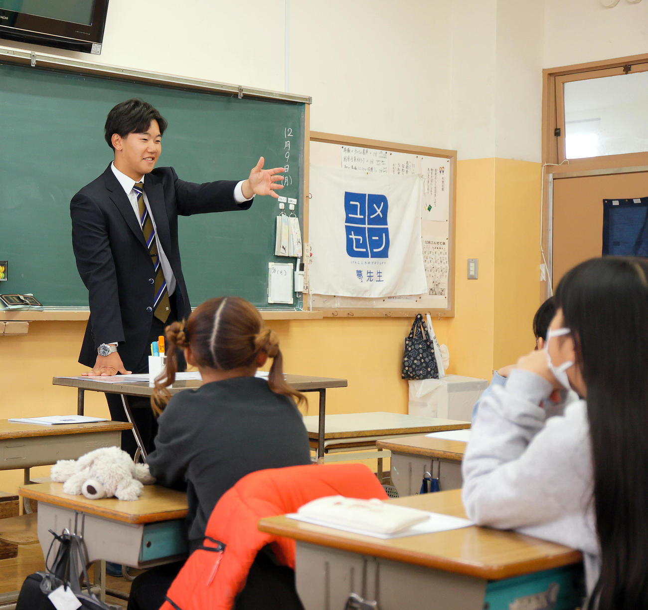 阪神門別は大阪の清高小学校の生徒と夢トークする（撮影・上山淳一）