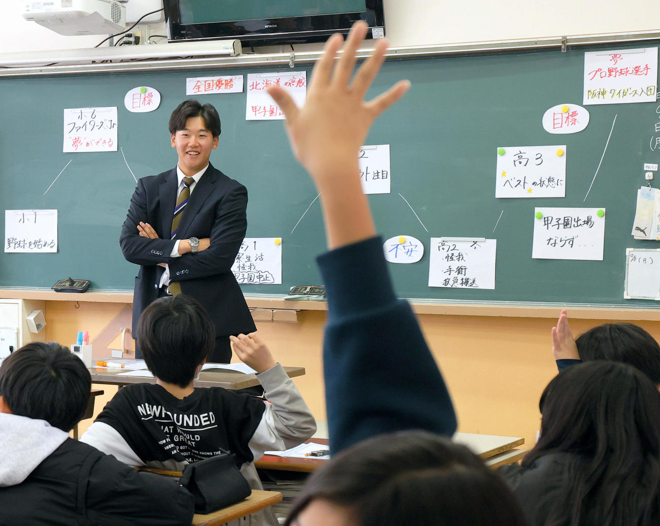 阪神門別は大阪の清高小学校の生徒と夢トークする（撮影・上山淳一）