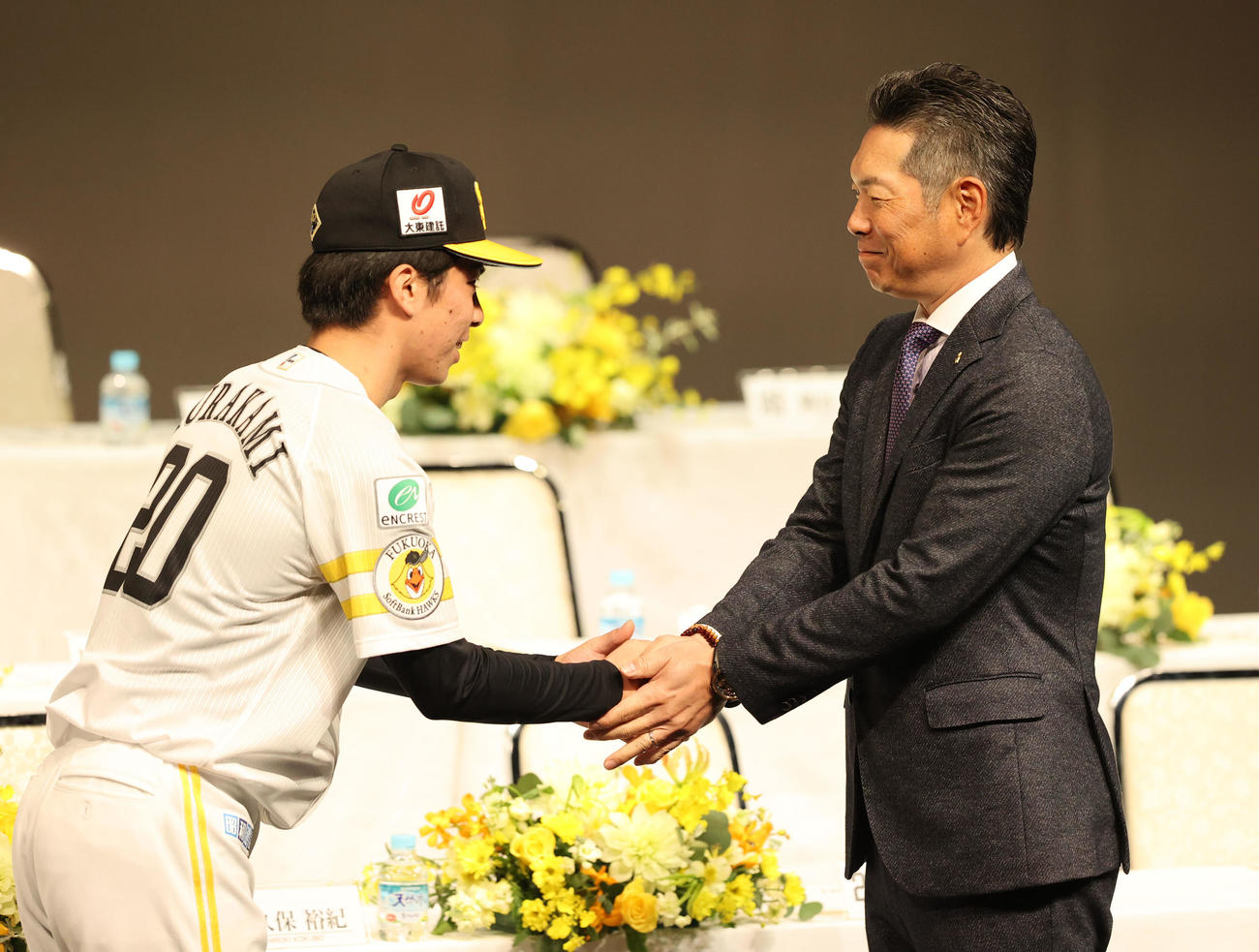 握手でドラフト1位の村上を迎える小久保監督（撮影・梅根麻紀）