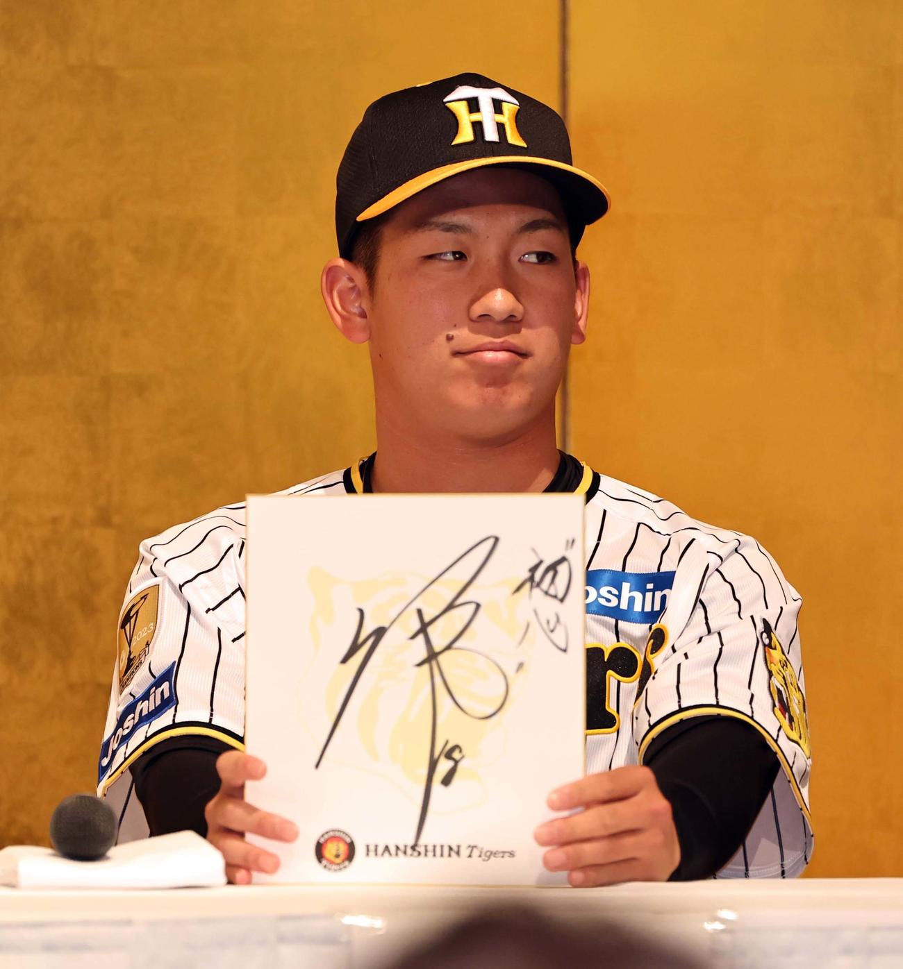 ファンクラブイベントで大事にしている言葉を色紙に書く阪神ドラフト1位伊原（撮影・上田博志）
