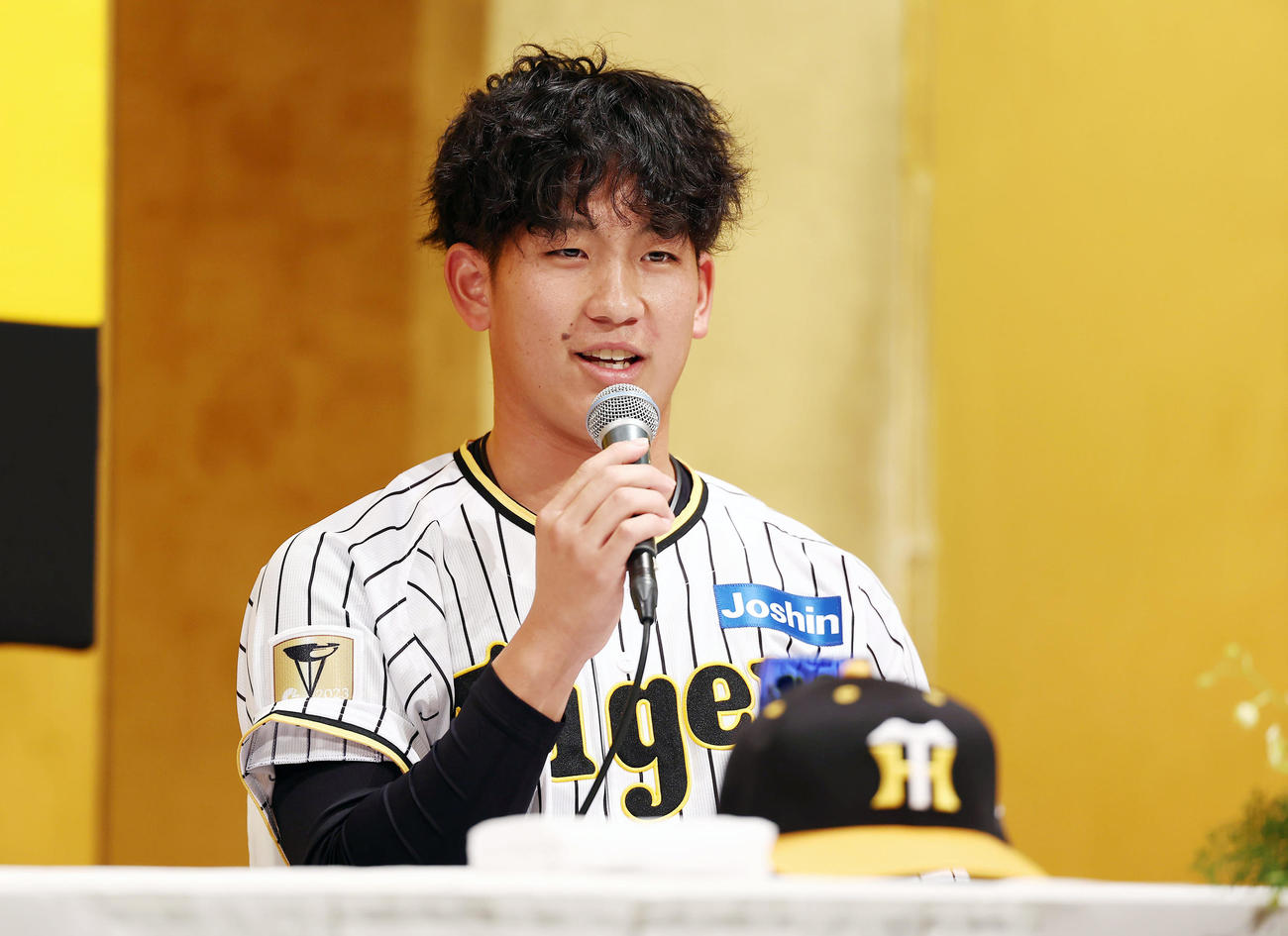阪神新人入団会見であいさつするドラフト1位の伊原（撮影・前田充）