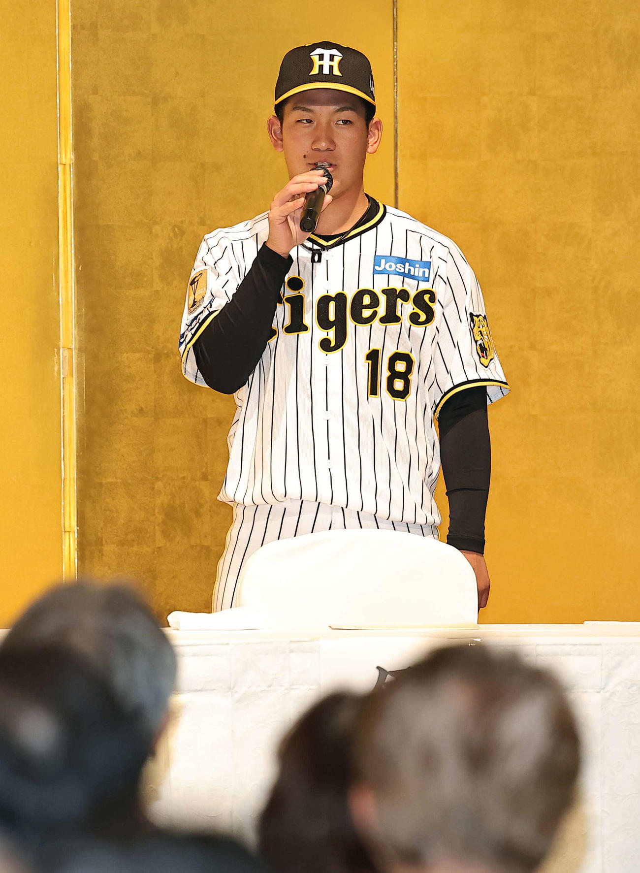 ファンクラブイベントに参加した阪神ドラフト1位伊原はアナウンサーの質問に答える（撮影・上田博志）