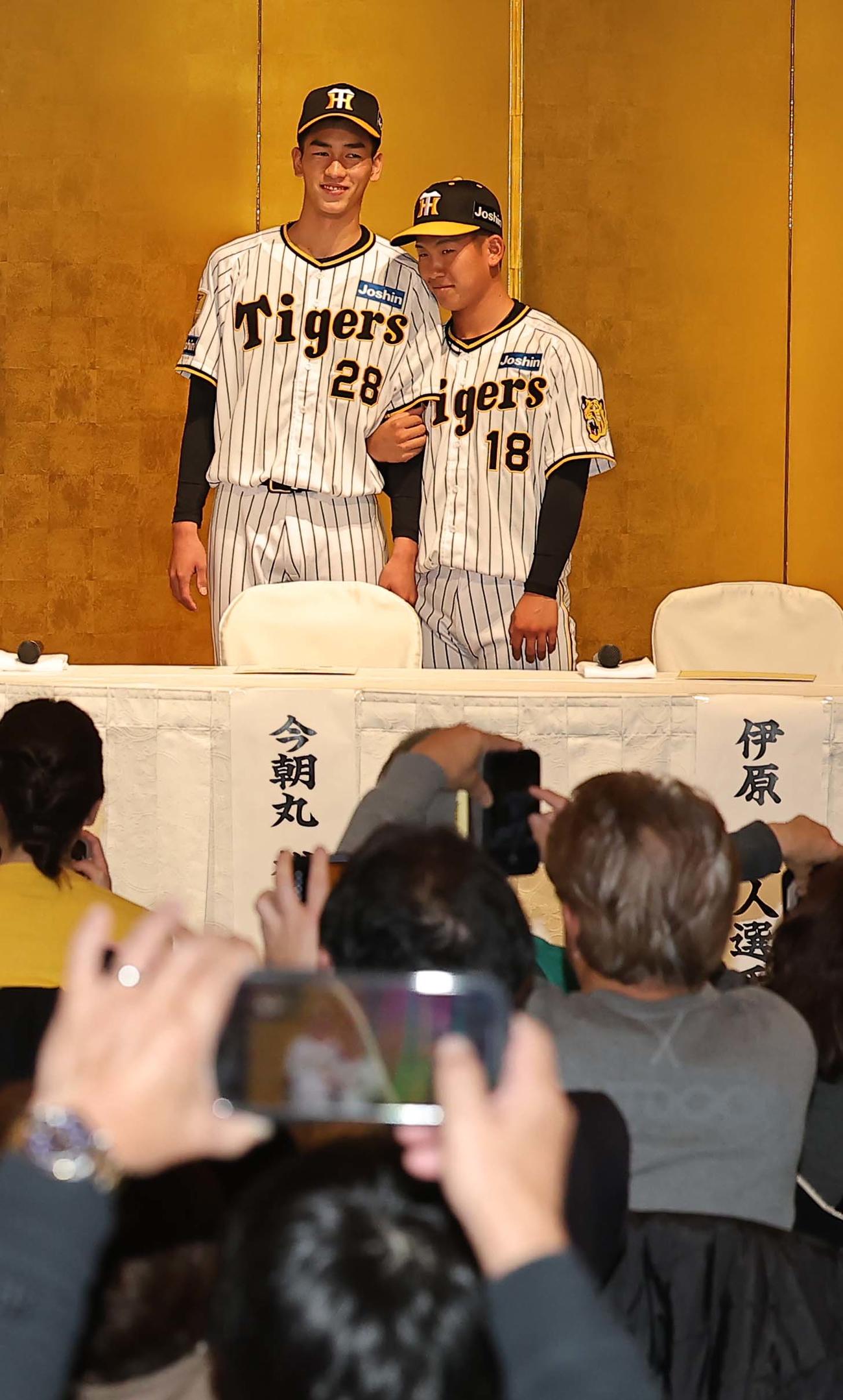 ファンクラブイベントに参加したドラフト1位伊原（右）と同2位今朝丸はファンへのフォトセッションでカップルポーズを見せる（撮影・上田博志）
