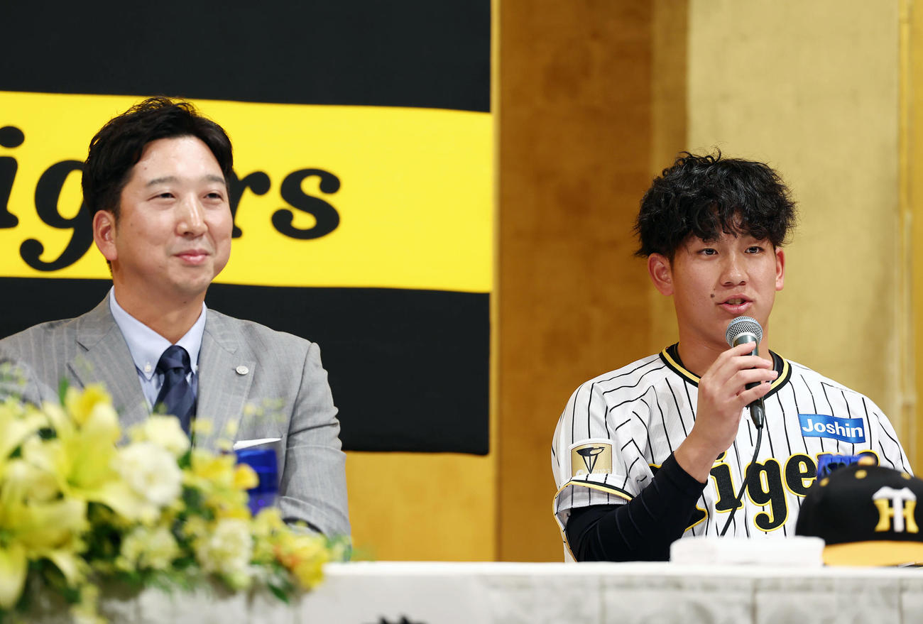 阪神新人入団会見で意気込みを話すドラフト1位の伊原。左は笑みを浮かべる藤川監督（撮影・前田充）