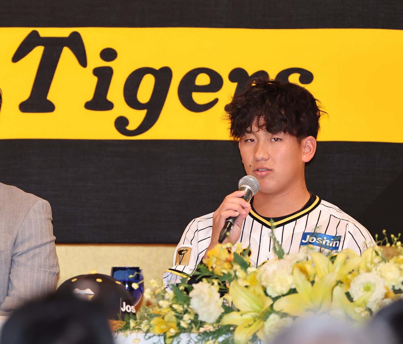 新人選手入団発表会であいさつをするドラフト1位の伊原（撮影・上田博志）