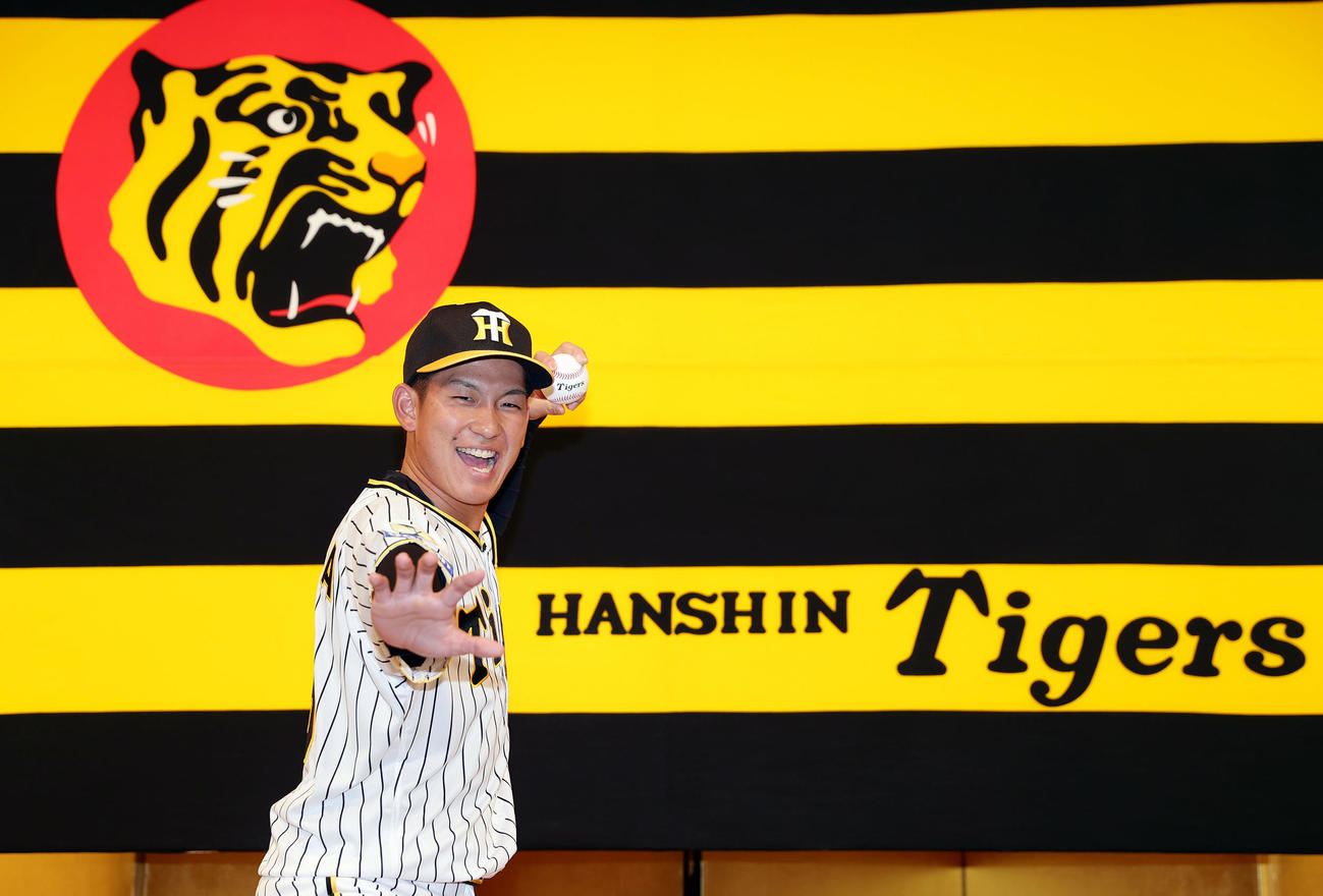 阪神新人入団会見でポーズをとるドラフト1位の伊原（撮影・前田充）