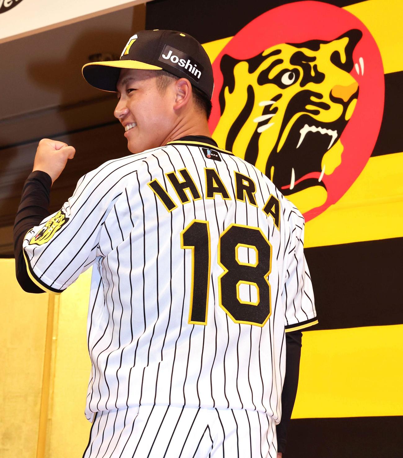 入団発表会で背番号18を披露する阪神ドラフト1位伊原（撮影・上田博志）
