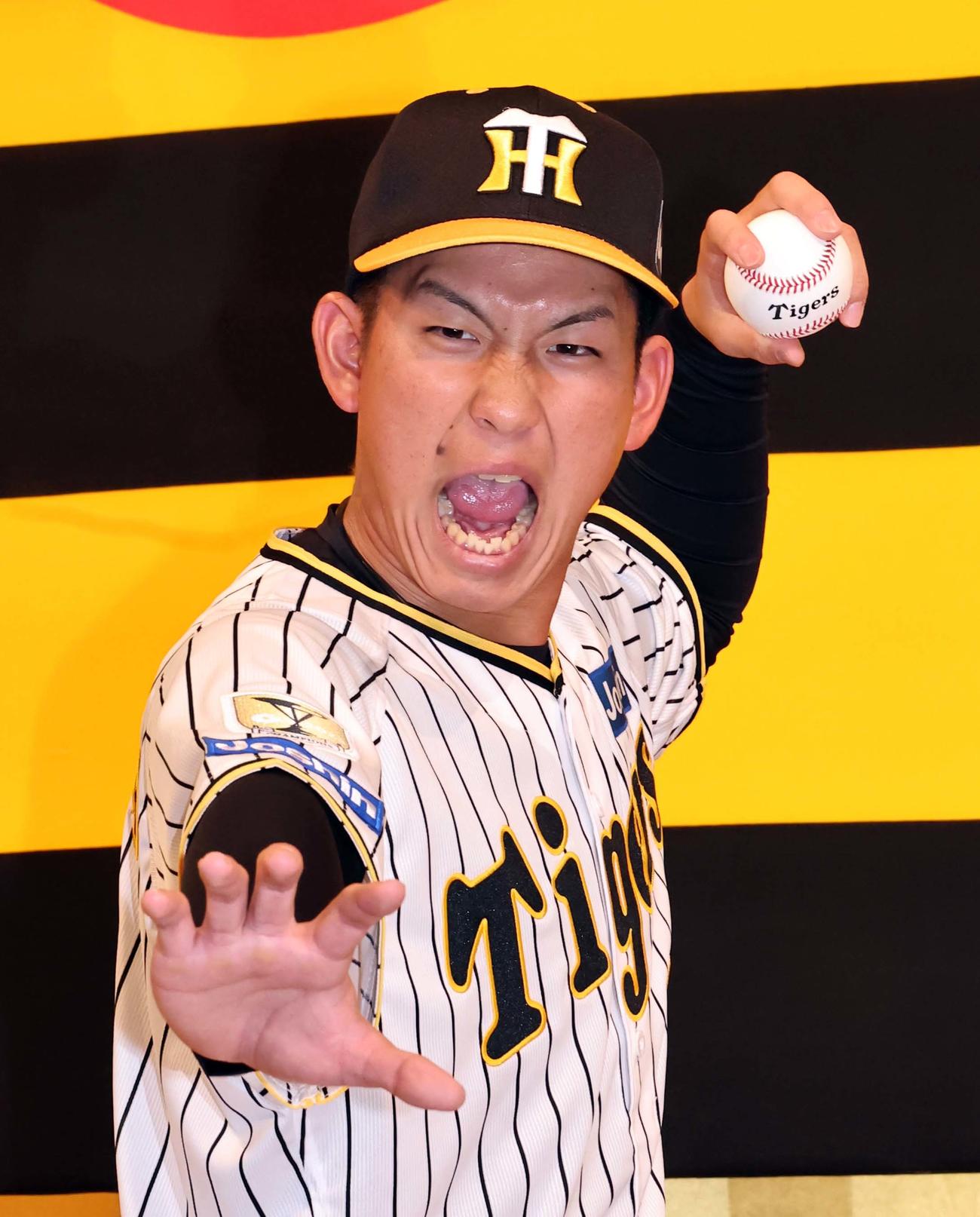 入団発表会でポーズを決める阪神ドラフト1位伊原（撮影・上田博志）