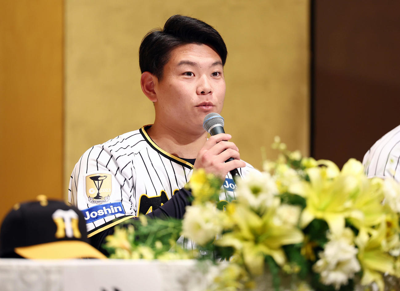 阪神新人入団会見であいさつする育成2位の嶋村（撮影・前田充）