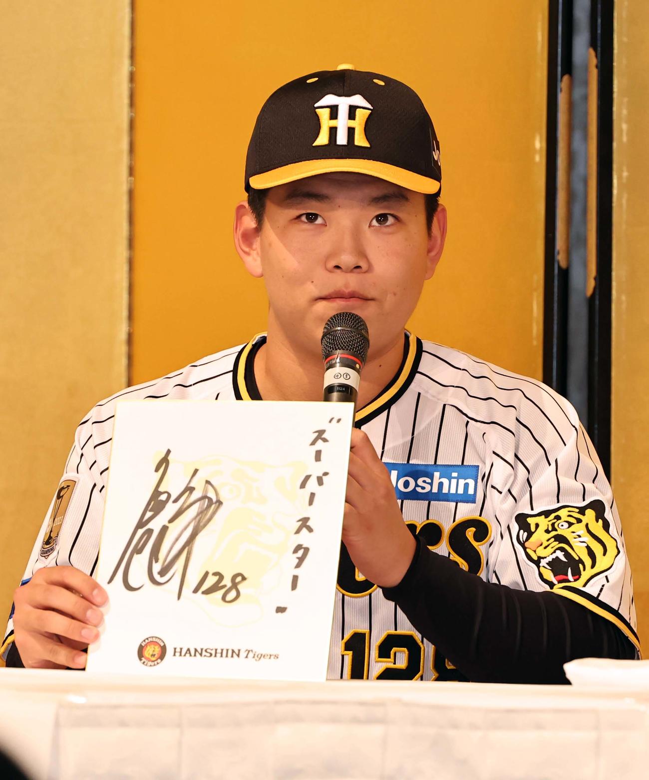 ファンクラブイベントで大事にしている言葉を色紙に書く阪神育成ドラフト2位嶋村（撮影・上田博志）