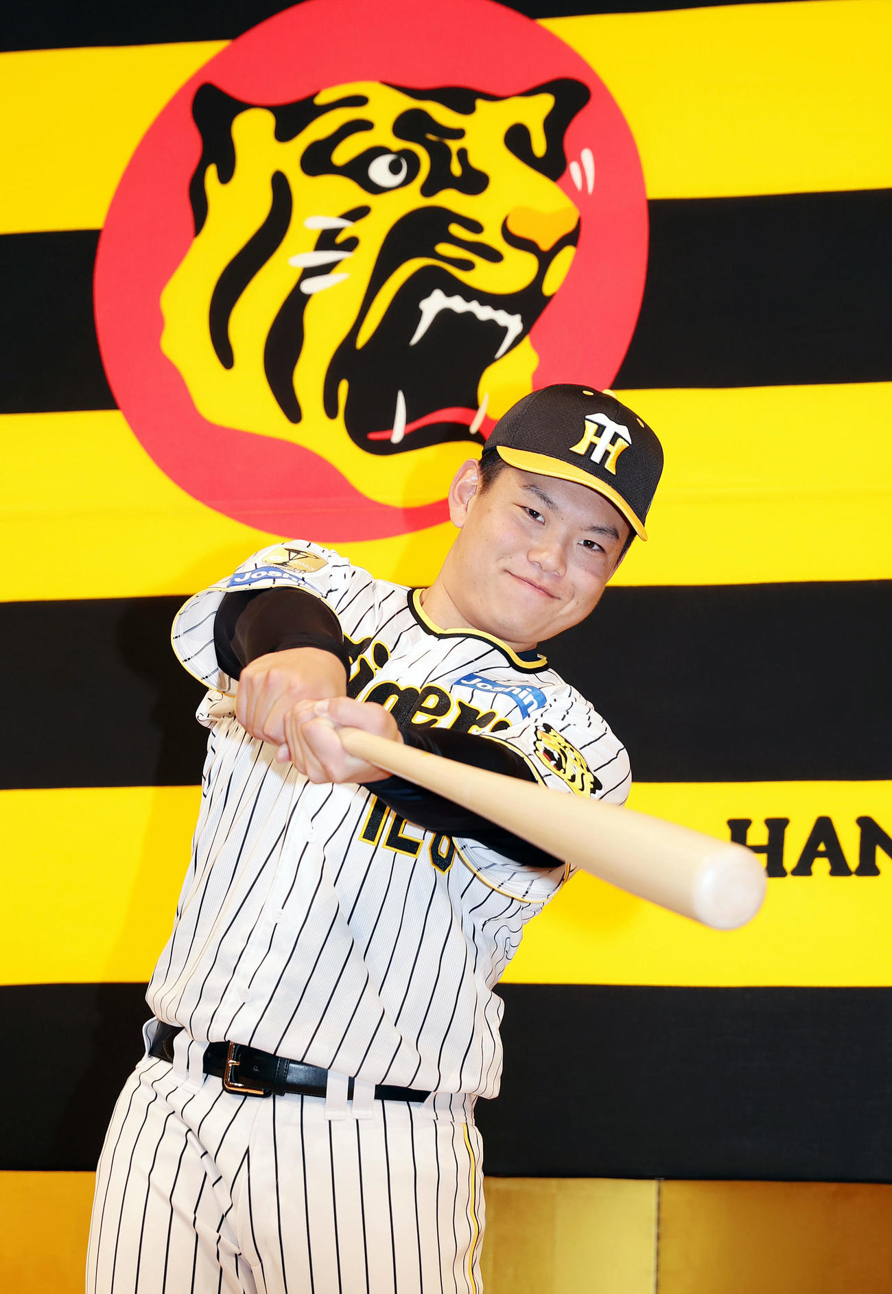 阪神新人入団会見でポーズをとる育成2位の嶋村（撮影・前田充）