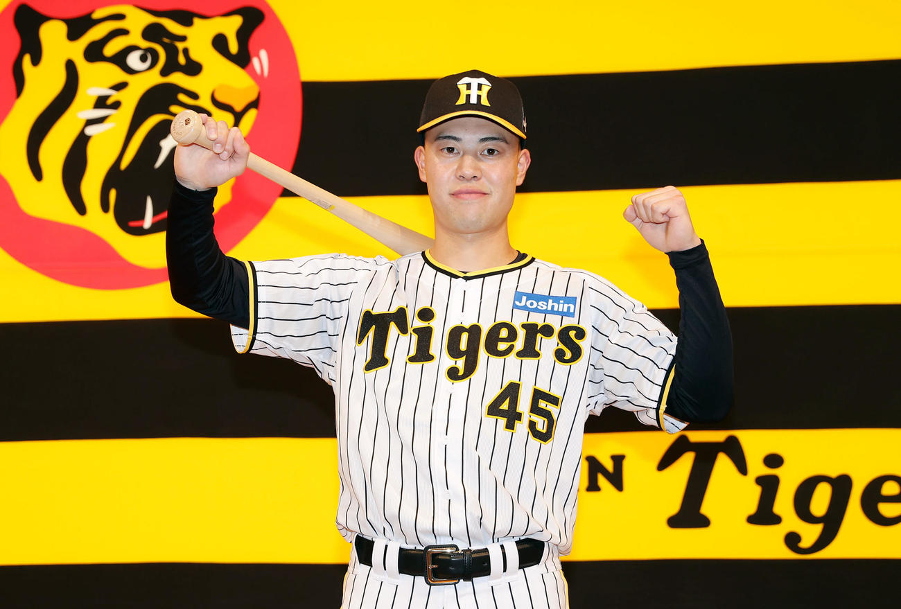 阪神新人入団会見でポーズをとるドラフト5位の佐野（撮影・前田充）