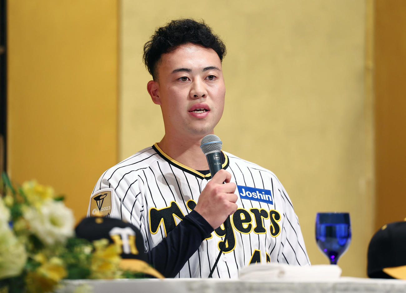 阪神新人入団会見であいさつするドラフト5位の佐野（撮影・前田充）