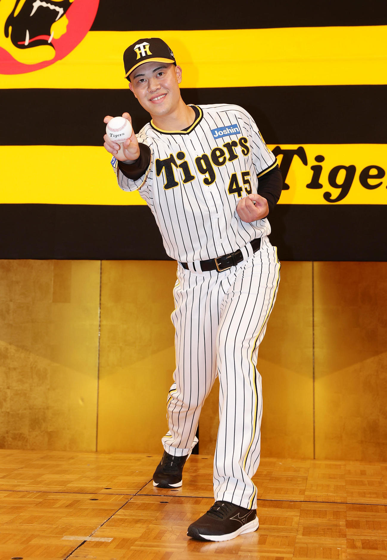 阪神新人入団会見でポーズをとるドラフト5位の佐野（撮影・前田充）