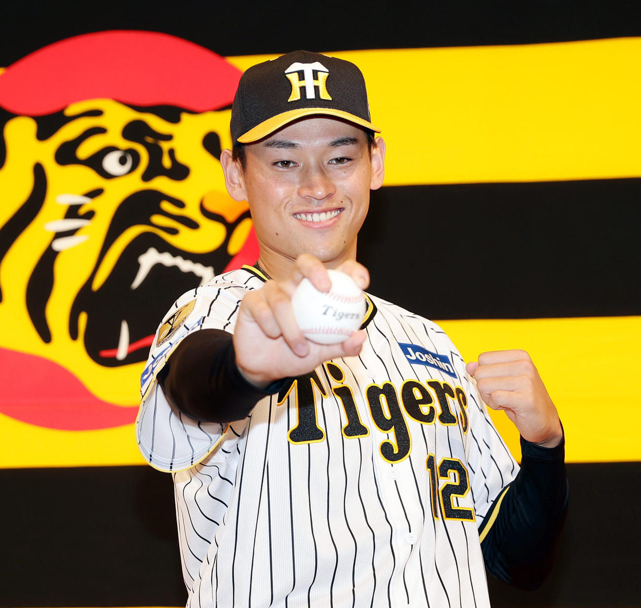 阪神新人入団会見でポーズをとる育成3位の早川（撮影・前田充）