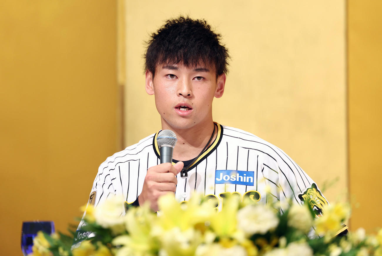 阪神新人入団会見であいさつする育成3位の早川（撮影・前田充）