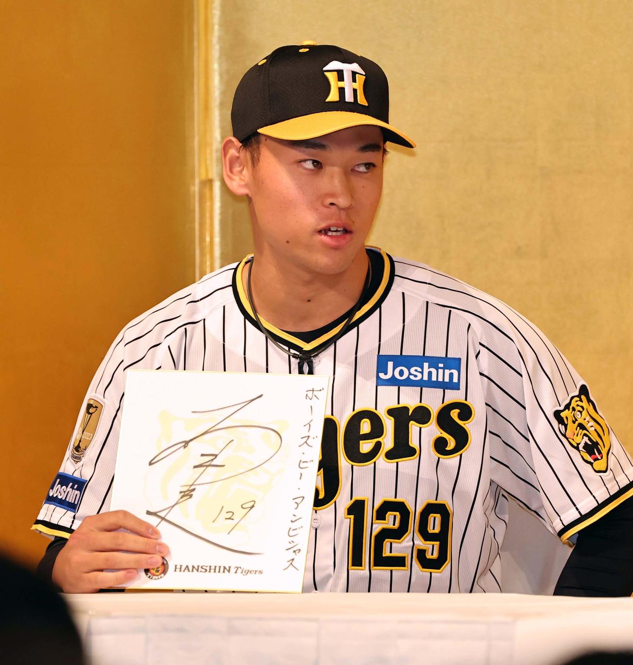 ファンクラブイベントで大事にしている言葉を色紙に書く阪神育成ドラフト3位早川（撮影・上田博志）