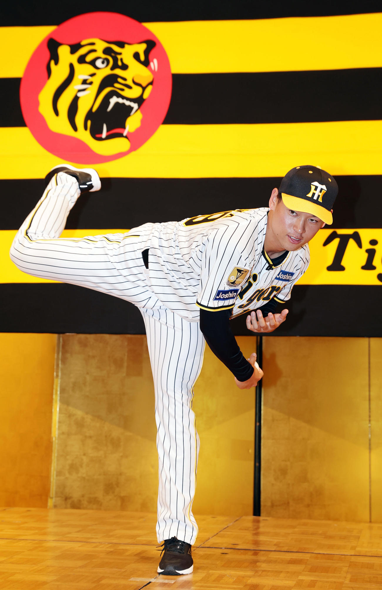 阪神新人入団会見でポーズをとる育成3位の早川（撮影・前田充）