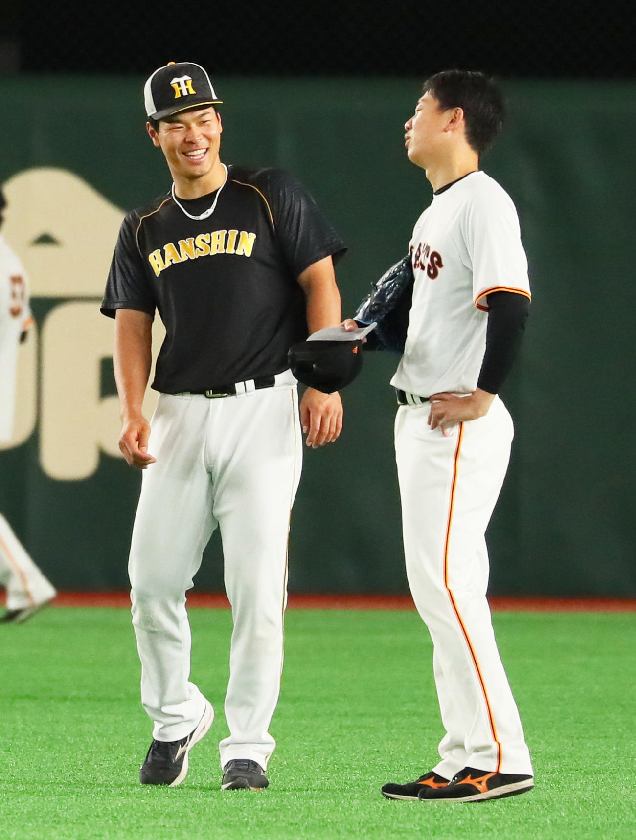 21年5月、近大の後輩、阪神佐藤輝（左）と話す巨人畠