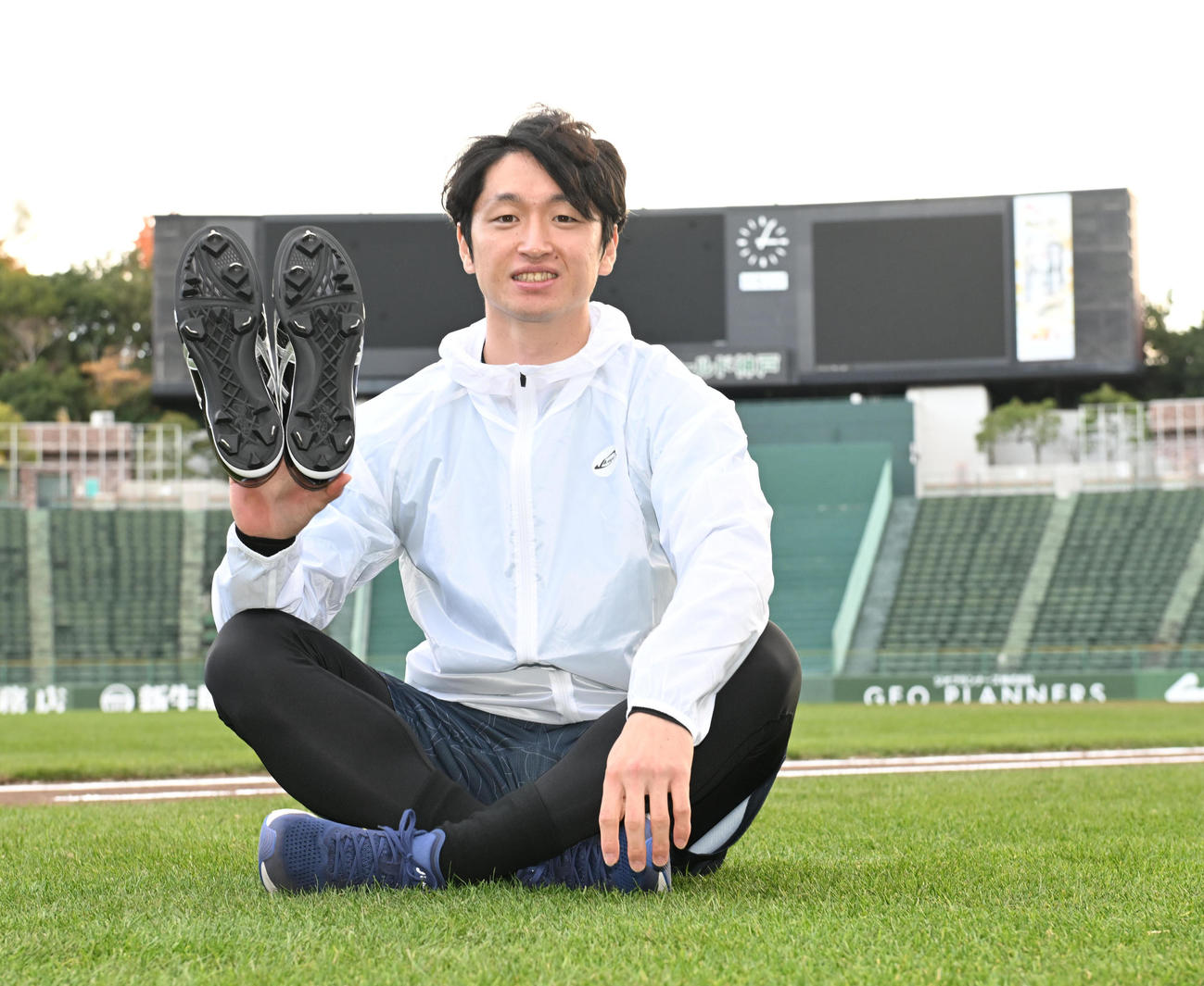今季、盗塁王を獲得したスパイクを披露する阪神近本（撮影・和賀正仁）