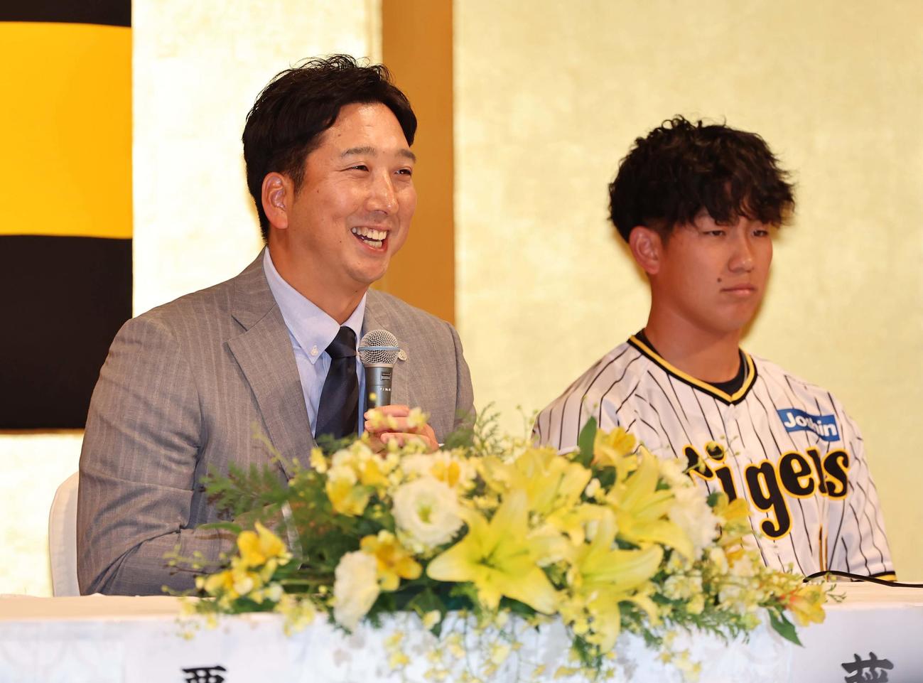笑顔を見せながら新入団選手の印象を話す藤川監督。右はドラフト1位の伊原（撮影・上田博志）