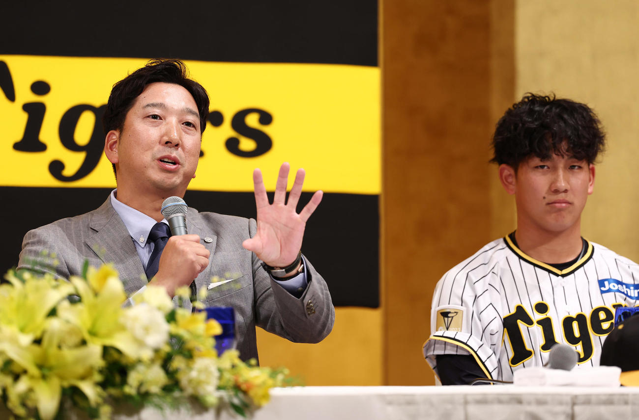 阪神新人入団会見でドラフト1位の伊原（右）について話す藤川監督（撮影・前田充）