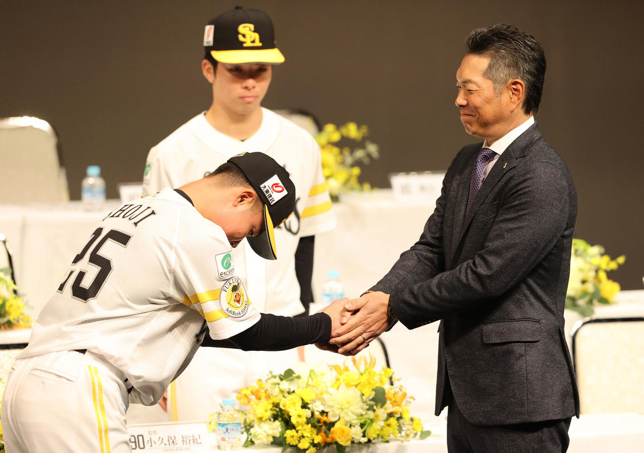 握手でドラフト2位の庄子を迎える小久保監督（撮影・梅根麻紀）