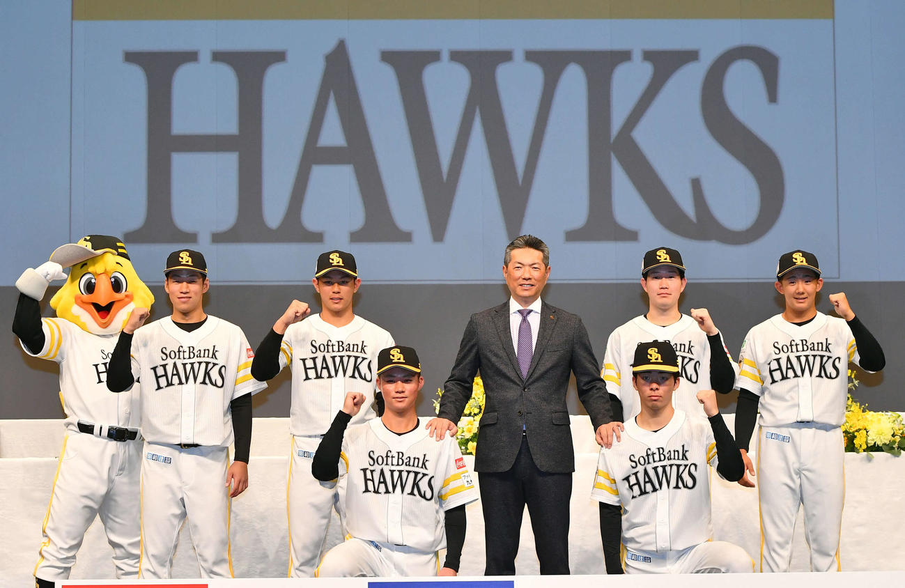 ソフトバンクの新入団選手発表会見で小久保監督（中央）と記念撮影する、前列左からドラフト2位の庄子、1位の村上、後列左から6位の岩崎、4位の宇野、3位の安徳、5位の石見（撮影・岩下翔太）