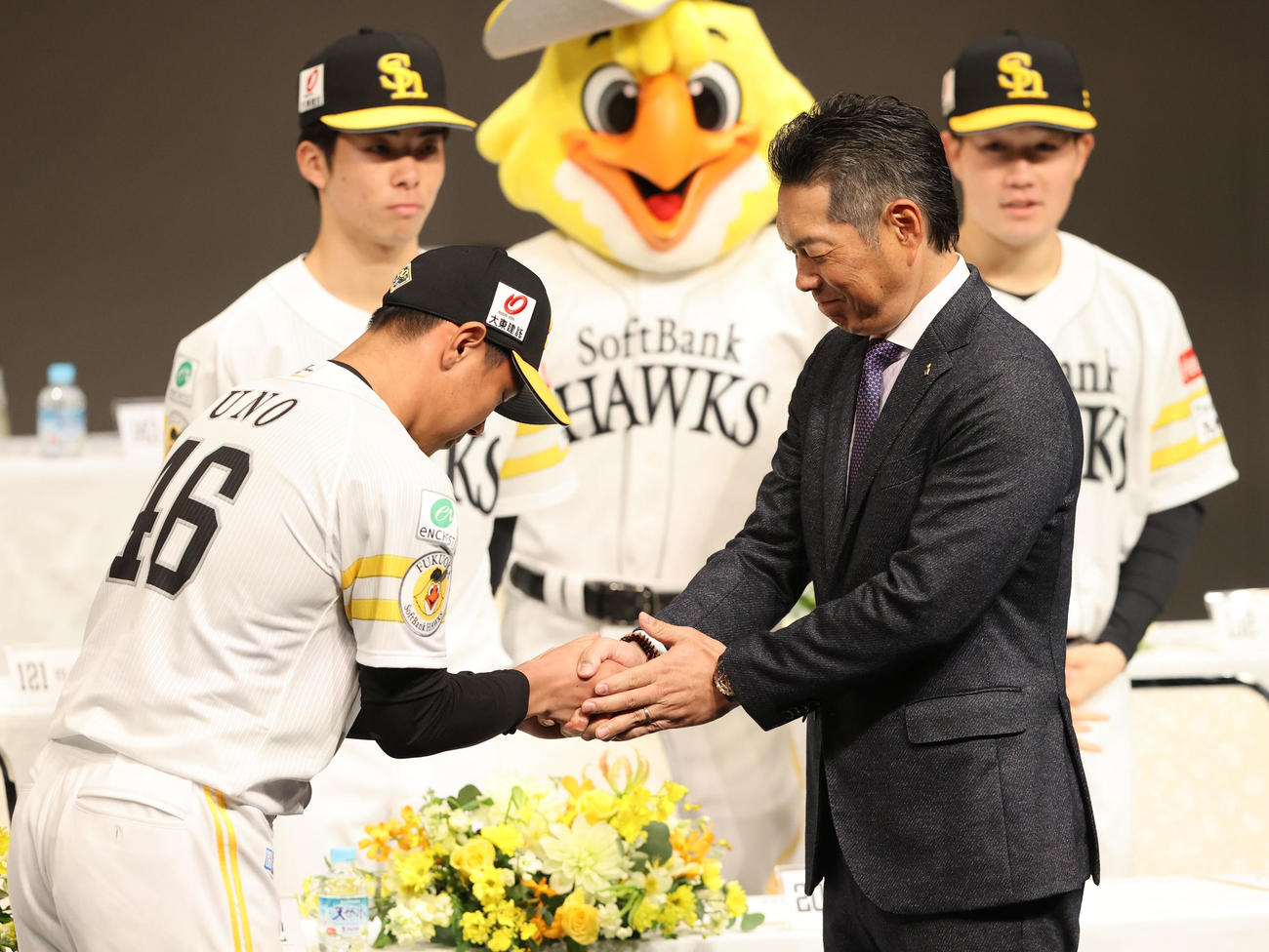 握手でドラフト4位の宇野を迎える小久保監督（撮影・梅根麻紀）
