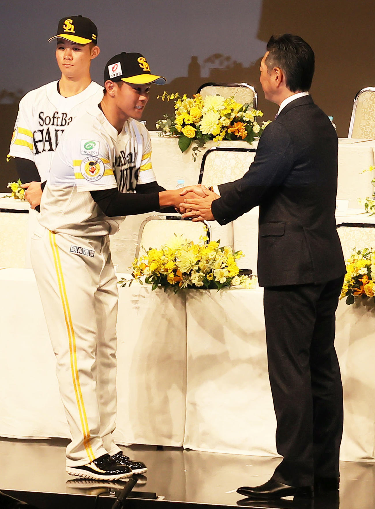 新入団会見でドラフト4位の宇野（左）は小久保監督と握手する（撮影・鬼束羽瑠菜）