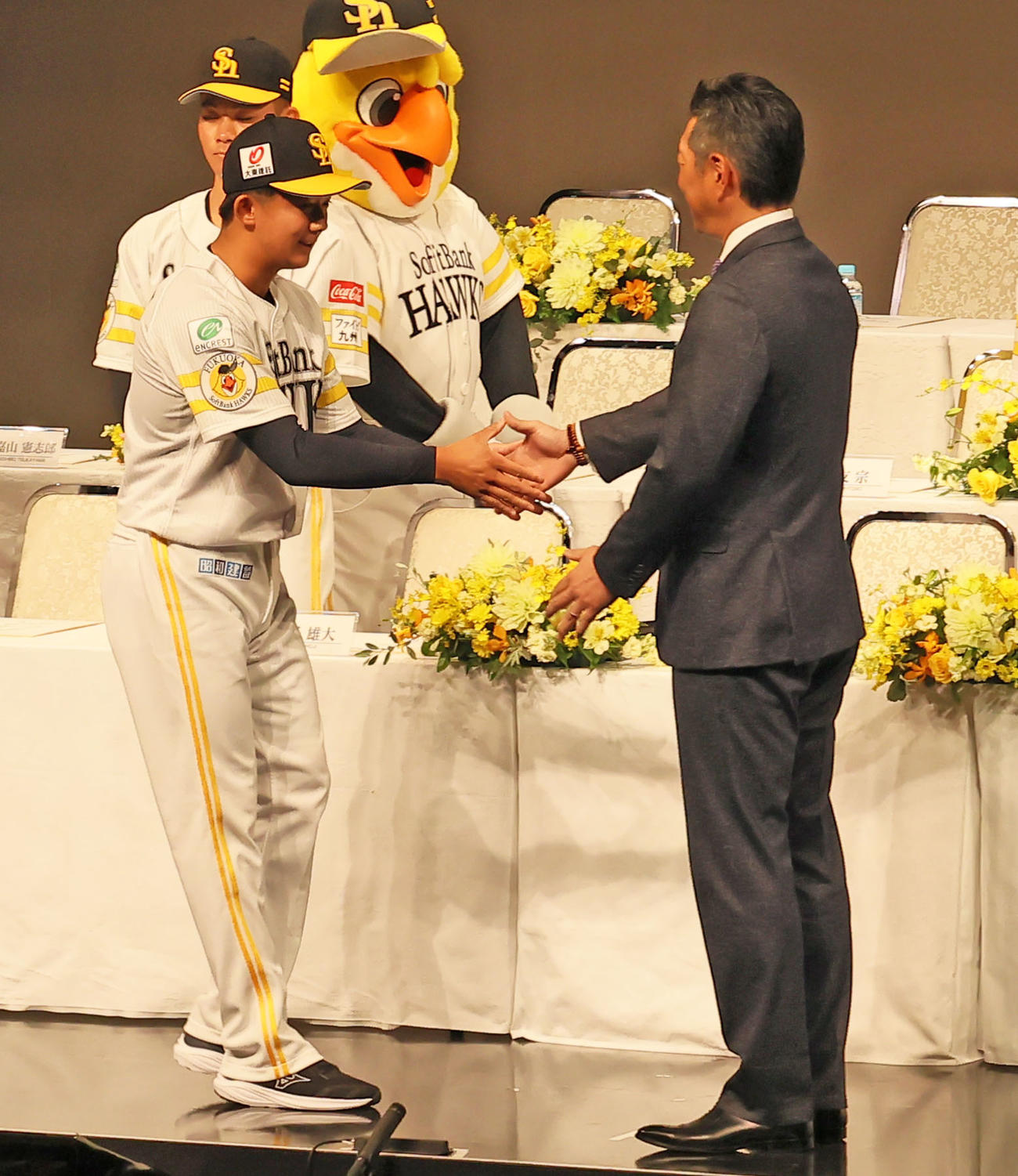 新入団会見でドラフト5位の石見（左）は小久保監督と握手する（撮影・鬼束羽瑠菜）