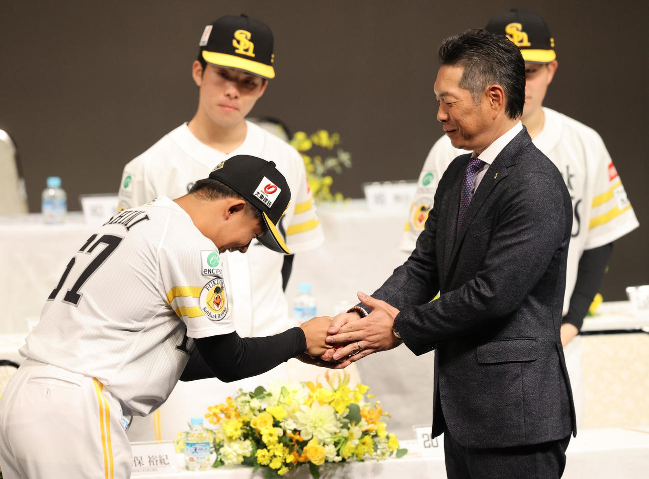 握手でドラフト5位の石見を迎える小久保監督（撮影・梅根麻紀）